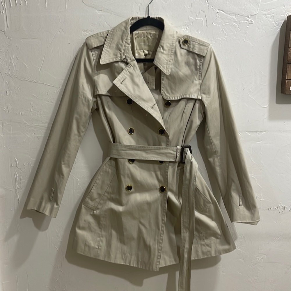 Banana republic tan trench coat, size medium, great condition